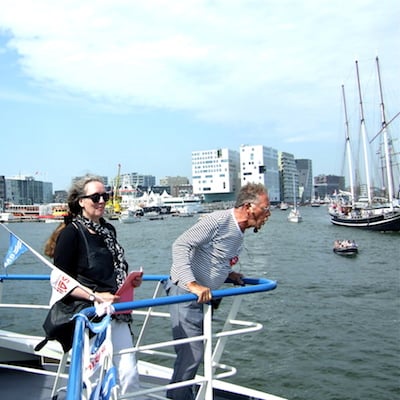 Dichter bij Sail, voorlezen op de pont - foto: Irene Dekkers