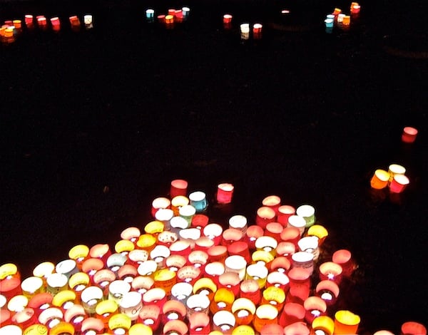 Gedachtenislichtjes op de vijver - foto: © Judy Elfferich